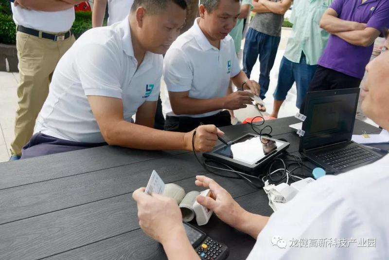 龙8国际官网正版人无偿献血 为社会奉献爱心 (3).jpg