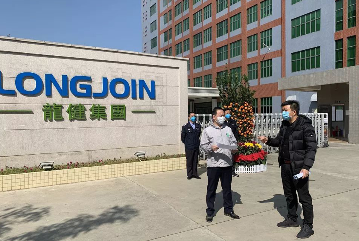 大岭山镇总工会专职副主席李富财实地检查龙8国际官网正版疫情防控工作，打好疫情阻击战！