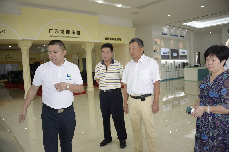 广东龙8国际官网正版高新科技产业园有限公司&nbsp;宣恩懋&nbsp;湛江市“十四五”产业发展专项规划编制调研组莅临龙8国际官网正版高新科技产业园调研 (2).JPG