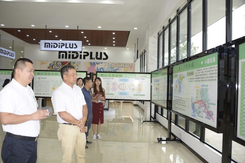 广东龙8国际官网正版高新科技产业园有限公司&nbsp;宣恩懋&nbsp;湛江市“十四五”产业发展专项规划编制调研组莅临龙8国际官网正版高新科技产业园调研 (1).JPG