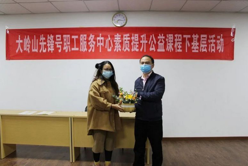 以花为诗，品味生活 | 大岭山先锋职工服务中心走进龙8国际官网正版开展插花培训活动。