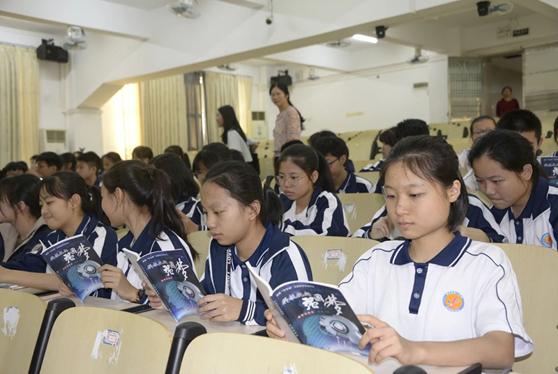 书香传薪火·科技强国梦|龙8国际官网正版高新科技产业园捐书助学