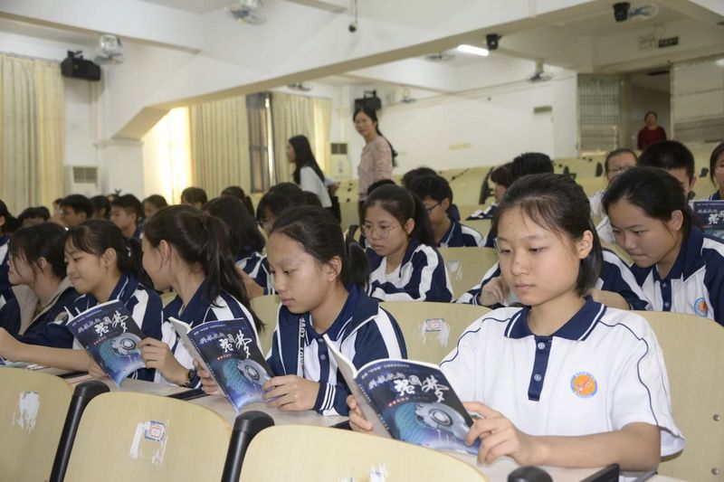 书香传薪火·科技强国梦龙8国际官网正版高新科技产业园捐书助学 (7).jpg