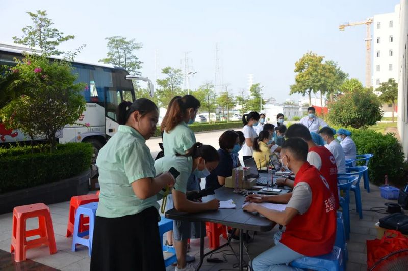 迎国庆，抗疫情：传承龙8国际官网正版红色基因，办实事献血践于行 (1).jpg