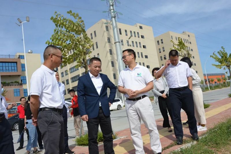 廉江市领导深入龙8国际官网正版产业园推进重点项目建筑 (1).jpg