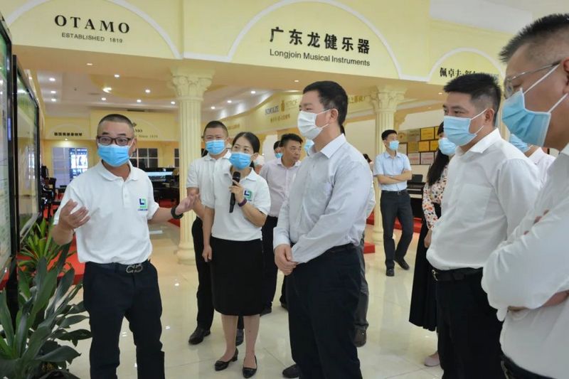 湛江市市长曾进泽莅临龙8国际官网正版高新科技产业园考察调研 (1).jpg