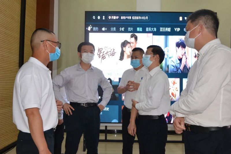 湛江市市长曾进泽莅临龙8国际官网正版高新科技产业园考察调研 (2).jpg