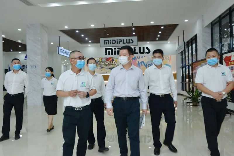 湛江市市长曾进泽莅临龙8国际官网正版高新科技产业园考察调研 (4).jpg