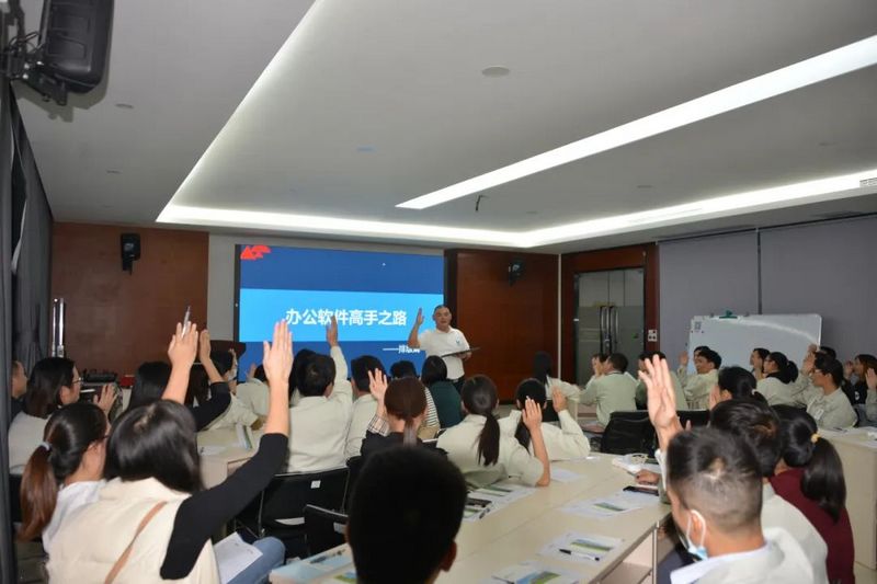 龙8国际官网正版产业园第一期：《办公软件高手之路——排版篇》课程开讲 (1).jpg