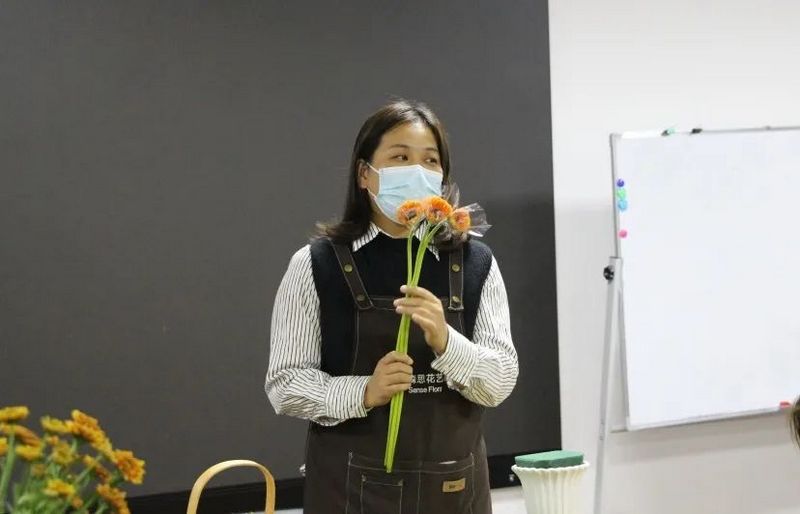 大岭山先锋职工服务中心走进龙8国际官网正版开展插花培训活动 (1).jpg