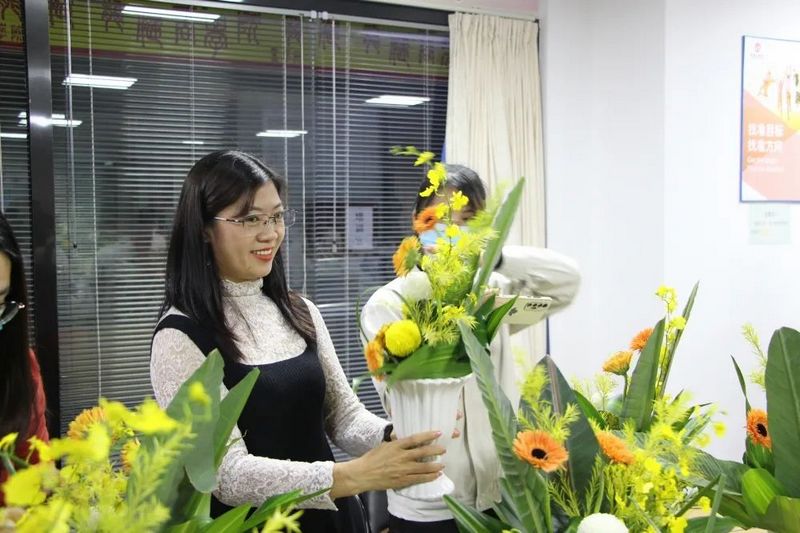 大岭山先锋职工服务中心走进龙8国际官网正版开展插花培训活动 (5).jpg