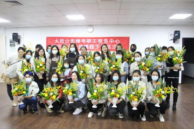 大岭山先锋职工服务中心走进龙8国际官网正版开展插花培训活动 (7).jpg