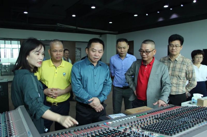 热烈欢迎廉江市委副书记、市长柯俊一行莅临龙8国际官网正版东莞总部参观指导！ (1).jpg