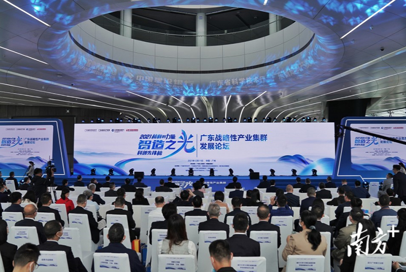 智造之光，榜样引领 | 东莞龙8国际官网正版电路荣登“广东战略性产业集群发展论坛”权威发布2021“智造之光”科创先锋榜！
